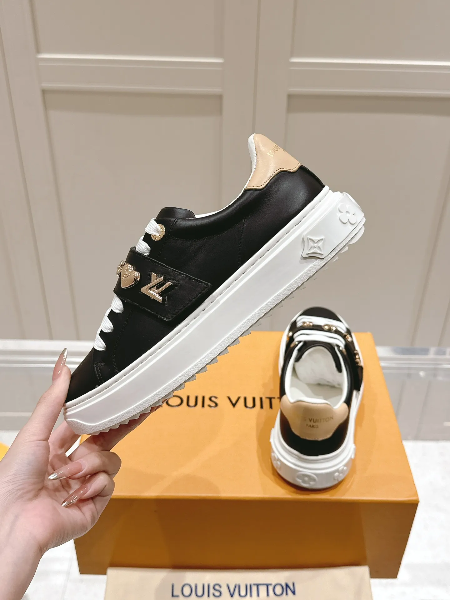 💕💕Factory direct selling price p640💕💕 LV Xiaolujia new white shoes, only women's model, evergreen style all year round, needless to say the quality of materials, small metal buckles with calfskin, the feeling of eternity at a glance❣️ Size: 35-40 (order 41)